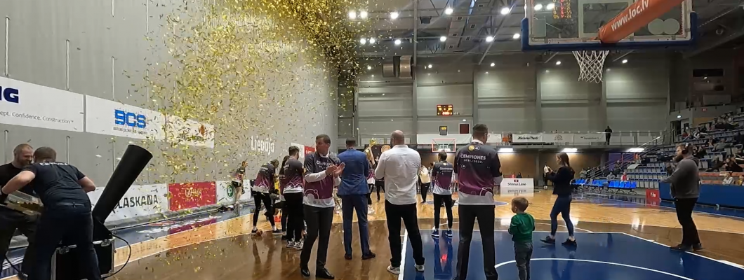 Zelta konfetī basketbola apbalvošanā Liepājā